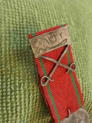 Kılıçlı Gümüş Liyakat Madalyası.. H.1332 M. 1916 Tarihli Gümüş Kılıçlı APARATI Olan Koleksiyonluk Liyakat Madalyası..  1890 tarihli Osmanlı dönemi Liyakat Madalyası. Üzerinde Osmanlı tuğrası, silah ve sancak motiflerinden oluşan devlet arması bulunan bu madalya, arka yüzünde Osmanlıca hat ile yazılmış metni ve altında 1308 (1890/1891) tarihini taşımaktadır. Osmanlı Devleti'nde liyakat ve hizmet karşılığı verilen bu madalyalar, devlet görevlileri ve askerî hizmet sahiplerine takdim edilirdi. Tarihi ve koleksiyon değeri yüksek olan bu eser, Osmanlı nişan ve madalya koleksiyonları için dikkat çekici nadir örneklerden biridir.