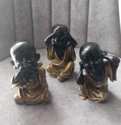 GÖRMEDİM DUYMADIM BİLMİYORUM BİBLOSU. 3 ADET TEMALI BİBLO. BİRİNİN BİR KULAĞINDA KOPMA OLMUŞ  FOTOĞRAFTA GÖREBİLİRSİNİZ SIRITIYORUM.  ONUN DIŞINDA KONDİSYON YÜKSEK. POLYESTER MALZEME OLABİLİR