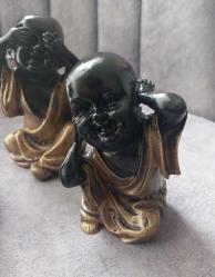 GÖRMEDİM DUYMADIM BİLMİYORUM BİBLOSU. 3 ADET TEMALI BİBLO. BİRİNİN BİR KULAĞINDA KOPMA OLMUŞ  FOTOĞRAFTA GÖREBİLİRSİNİZ SIRITIYORUM.  ONUN DIŞINDA KONDİSYON YÜKSEK. POLYESTER MALZEME OLABİLİR