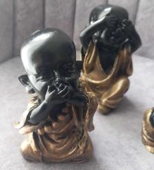 GÖRMEDİM DUYMADIM BİLMİYORUM BİBLOSU. 3 ADET TEMALI BİBLO. BİRİNİN BİR KULAĞINDA KOPMA OLMUŞ  FOTOĞRAFTA GÖREBİLİRSİNİZ SIRITIYORUM.  ONUN DIŞINDA KONDİSYON YÜKSEK. POLYESTER MALZEME OLABİLİR