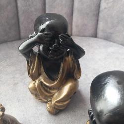 GÖRMEDİM DUYMADIM BİLMİYORUM BİBLOSU. 3 ADET TEMALI BİBLO. BİRİNİN BİR KULAĞINDA KOPMA OLMUŞ  FOTOĞRAFTA GÖREBİLİRSİNİZ SIRITIYORUM.  ONUN DIŞINDA KONDİSYON YÜKSEK. POLYESTER MALZEME OLABİLİR