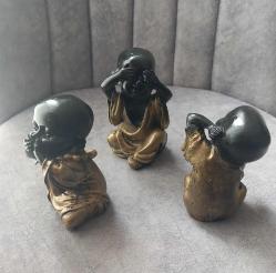 GÖRMEDİM DUYMADIM BİLMİYORUM BİBLOSU. 3 ADET TEMALI BİBLO. BİRİNİN BİR KULAĞINDA KOPMA OLMUŞ  FOTOĞRAFTA GÖREBİLİRSİNİZ SIRITIYORUM.  ONUN DIŞINDA KONDİSYON YÜKSEK. POLYESTER MALZEME OLABİLİR