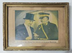 LOT.2 » TC, Büyük Atamız Mustafa Kemal ATATÜRK, Şanlı Mareşal Fevzi Çakmak İle Bir Cumhuriyet Bayramında, (Dipnotu İle) Özel Bir Sohbet Esnasından Mükemmel Bir Kare. 10. Yıl Kutlamaları. (29 Ekim 1937) Fotoğraf Dönem Baskısı/Özel Kaliteli Bir Çerçeve İçinde Saklanmıştır. Hafif Solma Belirtileri Mevcuttur. Çerçevenin Yıpranma Belirtilerine Rağmen İyi Korunmuş ve Çerçevesi Hiç Açılmamıştır.