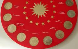 2015 TARİHTE 16 TÜRK DEVLETLERİ HATIRA PARA SETİ DARPHANE BASKISI ORİJİNAL ÖZEL KİTİ İLE BERABER ÇİL METALİ PİRİNÇ BEYAZDIR ÇOK NADİR