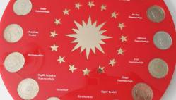 2015 TARİHTE 16 TÜRK DEVLETLERİ HATIRA PARA SETİ DARPHANE BASKISI ORİJİNAL ÖZEL KİTİ İLE BERABER ÇİL METALİ PİRİNÇ BEYAZDIR ÇOK NADİR