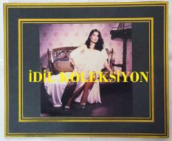 TÜRKAN ŞORAY'IN TIPKI BASIM FOTOĞRAFI - 15 x 15 cm EBADINDA - ALTIN RENGİ ŞERİTLİ 27 x 22 cm EBADINDA ÖZEL KARTONA YAPIŞTIRILMIŞ