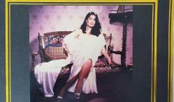 TÜRKAN ŞORAY'IN TIPKI BASIM FOTOĞRAFI - 15 x 15 cm EBADINDA - ALTIN RENGİ ŞERİTLİ 27 x 22 cm EBADINDA ÖZEL KARTONA YAPIŞTIRILMIŞ