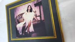 TÜRKAN ŞORAY'IN TIPKI BASIM FOTOĞRAFI - 15 x 15 cm EBADINDA - ALTIN RENGİ ŞERİTLİ 27 x 22 cm EBADINDA ÖZEL KARTONA YAPIŞTIRILMIŞ