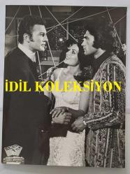 YEŞİLÇAM'IN JÖNÜ KARTAL TİBET'İN ORİJİNAL BÜYÜK BOY FOTOĞRAFI - 124 x 18 cm EBADINDA - KARTAL TİBET, TÜRKAN ŞORAY ve SELÇUK URAL, BİR YEŞİLÇAM FİLMİNDE AYNI KAREDELER. 1970'LERİN BAŞI