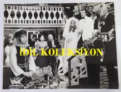 TÜRKAN ŞORAY'IN ORİJİNAL BÜYÜK BOY FOTOĞRAFI - 24 x 18 cm EBADINDA - ''GELİN ÇİÇEĞİ (1971)'' ADLI FİLMDE KARTAL TİBET ve DENİZ ARKANAT'LA AYNI KAREDE