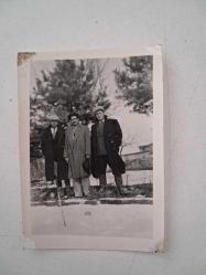 ''26 Mart 1949, Bölge şefi arkadaşlarla Çayıralan'da '' notlu Siyah Beyaz Arkadaş Fotoğrafı - 8.5/6 cm.