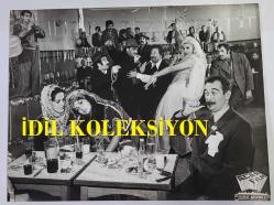 TÜRKAN ŞORAY'IN BÜYÜK BOY ORİJİNAL FOTOĞRAFI - 24 x 18 cm EBADINDA -  ''GELİN ÇİÇEĞİ (1971)'' ADLI FİLMDE DÜĞÜN SAHNESİNDE. ACAR FİLM