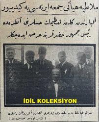 Osmanlıca Vakit Gazetesi, Orijinal Dönem Basım, (Ottoman Newspaper) - 25 Ağustos 1926 - Sayı: 3106 - Hicri: 16 Safer 1345 - Maznunlar Bugün Müdafaalarını Yapacaklardır. Mahkeme Heyeti Dün Evrakı Tetkik Etmiş ve Tarihi Kararın Esasat-ı Umumiyesini Hazırlamaya Başlamıştır. Kararın İhzarına Bu Sabah ve Müdafaaların İstimaından Sonra Devam ve Yarın Hüküm Tefhim Edilecektir. Cavit Bey İddianameden Sonra Hapishanede Hüngür Hüngür Ağlamaya Başlamıştır. Doktor Nazım İse Bitkin Bir Haldedir (Fotoğraf) Doktor Nazım Mahkemeye Gelirken Yüzünü Siliyor - İdam Mahkumu Abdülkadir Dün Ankara'ya Sevk Edildi - Malatya Heyeti Cumartesiye Gidiyor. Kalplerinden Gelen Tazimat Hislerini Ankara'da Reis-i Cumhur Hazretlerine Arz Edecekler - Atinalılar Pangalos'u Linç mi Edecekler? Sabık Yunan Reis-i Cumhurunun Fena Bir Akıbete Uğramasından Endişe Endişe Ediliyor
