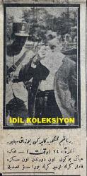 Osmanlıca Vakit Gazetesi, Orijinal Dönem Basım, (Ottoman Newspaper) - 25 Ağustos 1926 - Sayı: 3106 - Hicri: 16 Safer 1345 - Maznunlar Bugün Müdafaalarını Yapacaklardır. Mahkeme Heyeti Dün Evrakı Tetkik Etmiş ve Tarihi Kararın Esasat-ı Umumiyesini Hazırlamaya Başlamıştır. Kararın İhzarına Bu Sabah ve Müdafaaların İstimaından Sonra Devam ve Yarın Hüküm Tefhim Edilecektir. Cavit Bey İddianameden Sonra Hapishanede Hüngür Hüngür Ağlamaya Başlamıştır. Doktor Nazım İse Bitkin Bir Haldedir (Fotoğraf) Doktor Nazım Mahkemeye Gelirken Yüzünü Siliyor - İdam Mahkumu Abdülkadir Dün Ankara'ya Sevk Edildi - Malatya Heyeti Cumartesiye Gidiyor. Kalplerinden Gelen Tazimat Hislerini Ankara'da Reis-i Cumhur Hazretlerine Arz Edecekler - Atinalılar Pangalos'u Linç mi Edecekler? Sabık Yunan Reis-i Cumhurunun Fena Bir Akıbete Uğramasından Endişe Endişe Ediliyor