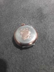 1890-1910 Remontoir  tümüyle gümüş kasa çerçevesi 6 ayar altın.Kapak üzerindeki marka ve akrep ve yelkovan 8 ayar altın olup 3-4 gram altındır.Çalışır vaziyette olup çok nadir minyon tip saattir.