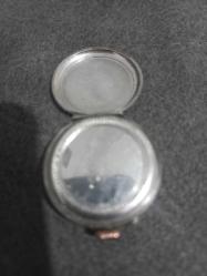 1890-1910 Remontoir  tümüyle gümüş kasa çerçevesi 6 ayar altın.Kapak üzerindeki marka ve akrep ve yelkovan 8 ayar altın olup 3-4 gram altındır.Çalışır vaziyette olup çok nadir minyon tip saattir.