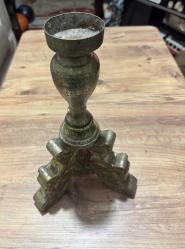 Eskitme altın tonlarında, ağır ve tok metal malzemeden üretilmiş vintage şamdan. Klasik işlemeli ayak yapısı ve zarif formuyla ev dekorasyonuna otantik bir hava katar. Temiz durumdadır, herhangi bir kırığı yoktur. Boy 35 cm