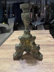 Eskitme altın tonlarında, ağır ve tok metal malzemeden üretilmiş vintage şamdan. Klasik işlemeli ayak yapısı ve zarif formuyla ev dekorasyonuna otantik bir hava katar. Temiz durumdadır, herhangi bir kırığı yoktur. Boy 35 cm