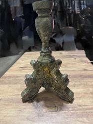 Eskitme altın tonlarında, ağır ve tok metal malzemeden üretilmiş vintage şamdan. Klasik işlemeli ayak yapısı ve zarif formuyla ev dekorasyonuna otantik bir hava katar. Temiz durumdadır, herhangi bir kırığı yoktur. Boy 35 cm