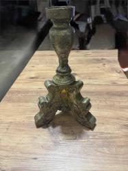 Eskitme altın tonlarında, ağır ve tok metal malzemeden üretilmiş vintage şamdan. Klasik işlemeli ayak yapısı ve zarif formuyla ev dekorasyonuna otantik bir hava katar. Temiz durumdadır, herhangi bir kırığı yoktur. Boy 35 cm