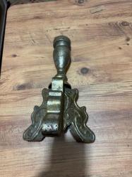 Eskitme altın tonlarında, ağır ve tok metal malzemeden üretilmiş vintage şamdan. Klasik işlemeli ayak yapısı ve zarif formuyla ev dekorasyonuna otantik bir hava katar. Temiz durumdadır, herhangi bir kırığı yoktur. Boy 35 cm