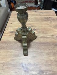 Eskitme altın tonlarında, ağır ve tok metal malzemeden üretilmiş vintage şamdan. Klasik işlemeli ayak yapısı ve zarif formuyla ev dekorasyonuna otantik bir hava katar. Temiz durumdadır, herhangi bir kırığı yoktur. Boy 35 cm