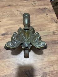 Eskitme altın tonlarında, ağır ve tok metal malzemeden üretilmiş vintage şamdan. Klasik işlemeli ayak yapısı ve zarif formuyla ev dekorasyonuna otantik bir hava katar. Temiz durumdadır, herhangi bir kırığı yoktur. Boy 35 cm