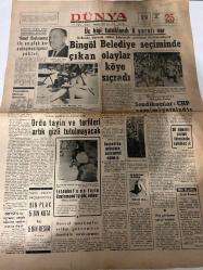 DÜNYA GAZETESİ - DOĞUM GÜNÜ HEDİYESİ (TURKISH NEWSPAPPER) - 29 AĞUSTOS 1969 - SADECE TEK YAPRAKTIR -Sadettin Bilgiç-Falih Rıfkı Atay-Münif Akmanoğlu-Beşir Atasoy-Ed Lacy-Muharrem Atlıkan-Üç kişi tutuklandı 6 yaralı var-Şehirde durum sakin köylerde çatışma devam ediyor-Bingöl Belediye seçiminde çıkan olaylar köye sıçradı-Sendikacılar CHP samimiyetsizdir-Ordu tayin ve terfiler artık gizli tutulmayacak-Tunceli’de artistlere sarkıntılık edilmiş-Amerikan misiri-İstanbul’a en fazla Kastamonu’lu göç ediyor-Sosyal meskenler selam getirenlere öncelikle veriliyormuş-Yeni hediye programımız bin plak 5 bin nota ve 5 bin resim-Yeryüzünde olmıyan demokrasi-ODTÜ’lü üç öğrenci ancak hâkime teslim olurdu diyor-Tetkikler XXXV İzmir Enternasyonal Fuarı-Düşünce Yorum-İlim Dili-Dışarıdan-Doktor Barnes’i kim öldürdü-Pratik Bilgiler-Arayanlar için motel restaurant 212