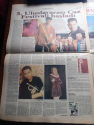 Pazar Postası Gazetesi - Turkish Newspaper - 7 Temmuz 1996 - Sayı 133 - Mesut Yılmaz zor durumda yazan Cengiz Kuşçuoğlu - Necmettin Erbakan'ın kurduğu koalisyon hükümeti - Ahmet Altan'ın arka mahallesi yazan Canan Barlas - paradokslar yazan Murat Belge - aile hukuku kavgası yazan Taha Akyol - kapalılık yozlaşma ahlaksızlaşma şiddet yazan Doğu Ergil - Renault Clio - Çalık grubunun Malatya sevdası - THY Swissair İşbirliği - borsada panik yapmayan kazanacak - RefahYol ekonomide ne yapabilir yazan Şeref Oğuz - kara para uyuşturucu ve siyaset yazan Ömer Servet - koalisyonda Refah Refah'ta koalisyonlar yazan Naki Özkan - Başkent kazanı yazan Mete Belovacıklı ve Cengiz Kuşçuoğlu - Son 20 yıldır dünyada ABD'ye yönelik saldırılar haritası - dünyada İslami hareketler ve Refah Partisi'nin farkı yazan Mustafa Özcan - en laik başbakan yazan Mehmet Ali Kılıçbay - 3. Uluslararası caz festivali başladı - Kevyn Lettau Unity fotoğraf - BMW güney sahillerinde - Feyyaz Berker'den Halis Komili'ye TÜSİAD