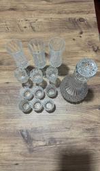 Kristal Kesme Likör ve İçki Takımı Şık sunumlar için eksiksiz, klasik ve zarif bir set. Hiçbir parçasında çatlak veya kırık bulunmamaktadır. Vitrin ürünü temizliğindedir. 1 Adet Büyük Boy Sürahi/Karaf (Tıpalı) 3 Adet Ayaklı Flüt Kadeh Kokteyl) 3 Adet Ayaklı Likör Kadehi 6 Adet Shot/Likör Bardağı 13 Parça