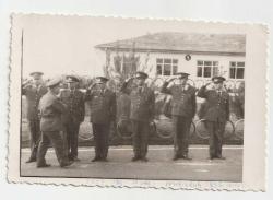 1970 LI YILLAR ÇORLU ASKER SUBAY SELAM DURMUŞ SİYAH BEYAZ FOTOĞRAF - FOTO RAŞİT DAMGALI