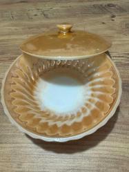 Orijinal Amerikan yapımı Anchor Hocking.  Tabanında logosu mevcuttur. Bal rengi (amber) şeffaf camdan üretilmiş, dalgalı dokulu şık tasarım. Opak Büyük boy kase beyaz kapaklı