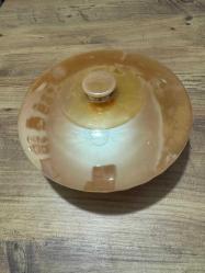 Orijinal Amerikan yapımı Anchor Hocking.  Tabanında logosu mevcuttur. Bal rengi (amber) şeffaf camdan üretilmiş, dalgalı dokulu şık tasarım. Opak Büyük boy kase beyaz kapaklı