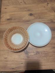 Orijinal Amerikan yapımı Anchor Hocking.  Tabanında logosu mevcuttur. Bal rengi (amber) şeffaf camdan üretilmiş, dalgalı dokulu şık tasarım. Opak Büyük boy kase beyaz kapaklı