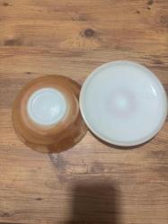 Orijinal Amerikan yapımı Anchor Hocking.  Tabanında logosu mevcuttur. Bal rengi (amber) şeffaf camdan üretilmiş, dalgalı dokulu şık tasarım. Opak Büyük boy kase beyaz kapaklı