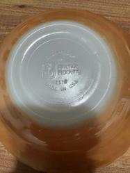 Orijinal Amerikan yapımı Anchor Hocking.  Tabanında logosu mevcuttur. Bal rengi (amber) şeffaf camdan üretilmiş, dalgalı dokulu şık tasarım. Opak Büyük boy kase beyaz kapaklı
