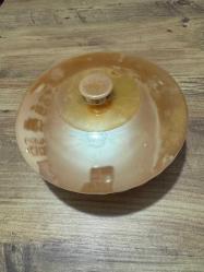 Orijinal Amerikan yapımı Anchor Hocking.  Tabanında logosu mevcuttur. Bal rengi (amber) şeffaf camdan üretilmiş, dalgalı dokulu şık tasarım. Opak Büyük boy kase beyaz kapaklı