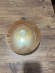 Orijinal Amerikan yapımı Anchor Hocking.  Tabanında logosu mevcuttur. Bal rengi (amber) şeffaf camdan üretilmiş, dalgalı dokulu şık tasarım. Opak Büyük boy kase beyaz kapaklı