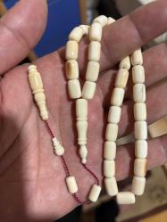 Orjinal Mahmut dişi fosilden yapılma obje fotoğrafını ekledim Mahmut  dişi fosil tespih gönderirim antika fos ölçü  24.50 gram işçilik bana aittir.