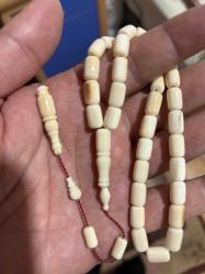 Orjinal Mahmut dişi fosilden yapılma obje fotoğrafını ekledim Mahmut  dişi fosil tespih gönderirim antika fos ölçü  24.50 gram işçilik bana aittir.