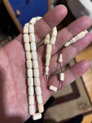 Orjinal Mahmut dişi fosilden yapılma obje fotoğrafını ekledim Mahmut  dişi fosil tespih gönderirim antika fos ölçü  24.50 gram işçilik bana aittir.