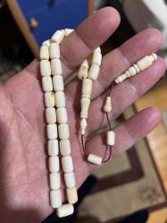 Orjinal Mahmut dişi fosilden yapılma obje fotoğrafını ekledim Mahmut  dişi fosil tespih gönderirim antika fos ölçü  24.50 gram işçilik bana aittir.