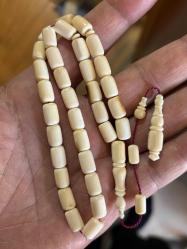 Orjinal Mahmut dişi fosilden yapılma obje fotoğrafını ekledim Mahmut  dişi fosil tespih gönderirim antika fos ölçü  24.50 gram işçilik bana aittir.