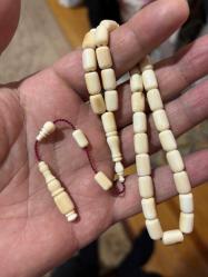 Orjinal Mahmut dişi fosilden yapılma obje fotoğrafını ekledim Mahmut  dişi fosil tespih gönderirim antika fos ölçü  24.50 gram işçilik bana aittir.