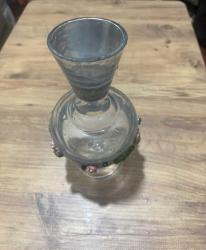 Vintage Füme Cam Fırçalanmış Dekoratif Sürahi Kalın, ağır ve yüksek kaliteli camdan üretilmiştir. Zarif çiçek işlemeli (buzlu veya kumlanmış) dokuya sahip, modern ve modernist bir füme cam tasarımı. Boy 28 cm