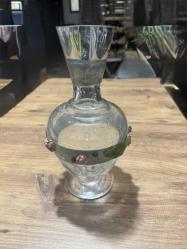 Vintage Füme Cam Fırçalanmış Dekoratif Sürahi Kalın, ağır ve yüksek kaliteli camdan üretilmiştir. Zarif çiçek işlemeli (buzlu veya kumlanmış) dokuya sahip, modern ve modernist bir füme cam tasarımı. Boy 28 cm