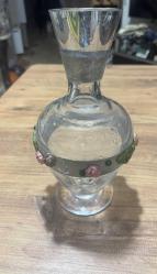 Vintage Füme Cam Fırçalanmış Dekoratif Sürahi Kalın, ağır ve yüksek kaliteli camdan üretilmiştir. Zarif çiçek işlemeli (buzlu veya kumlanmış) dokuya sahip, modern ve modernist bir füme cam tasarımı. Boy 28 cm