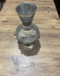 Vintage Füme Cam Fırçalanmış Dekoratif Sürahi Kalın, ağır ve yüksek kaliteli camdan üretilmiştir. Zarif çiçek işlemeli (buzlu veya kumlanmış) dokuya sahip, modern ve modernist bir füme cam tasarımı. Boy 28 cm