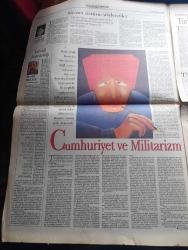 Pazar Postası Gazetesi - Turkish Newspaper - 10 Haziran 1995 - Sayı 77 - Çiller yine rüzgarı arkasına aldı yazan Cengiz Kuşçuoğlu - Cumhuriyet ve militarizm yazan Ömer Servet - Yahudi düşmanlığı yazan Murat Belge - siyaset üstüne söylentiler yazan Canan Barlas - Kürt sorunu - Türkiye'nin batılılaşma ve demokratikleşme açmazı yazan Tülay Özüerman - BankEkspres bankacılığın Vakko'su yazan Güler Kömürcü - silahlar susmuyor Mafya açık oynuyor görüş Murat Çulcu - Aydın Menderes ve Fethullah Gülen hoca - Doğu sorununu anlamak yazan Doğu Ergil - Uzakdoğu mucizesinin sırrı yazan Sami Kohen - Ne olmuş bu Kızılordu'ya böyle yazan Dinçer Güner - üç kağıtçıların egemenliği Kleptokrasi yazan Dinçer Güner - fotoğrafçı İbrahim Tuna'ın ilginç bir tekniği var - devleti arayanlarla devletten yardım isteyenler yazan Burçak Evren - bizde olmaz demeyin uyuşturucu Türkiye'nin de kapısını çalıyor yazan Naki Özkan - dil oğlanları ve tercümanlar - Toprakbank genel müdürü Mevlüt Aslanoğlu 1994 krizi