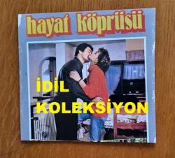 KADİR İNANIR'IN LOBİ KARTTAN KESİLME FOTOĞRAFI - 15 x 14 cm EBADINDA - KADİR İNANIR, HAYAT KÖPRÜSÜ, SİBEL TURNAGÖL